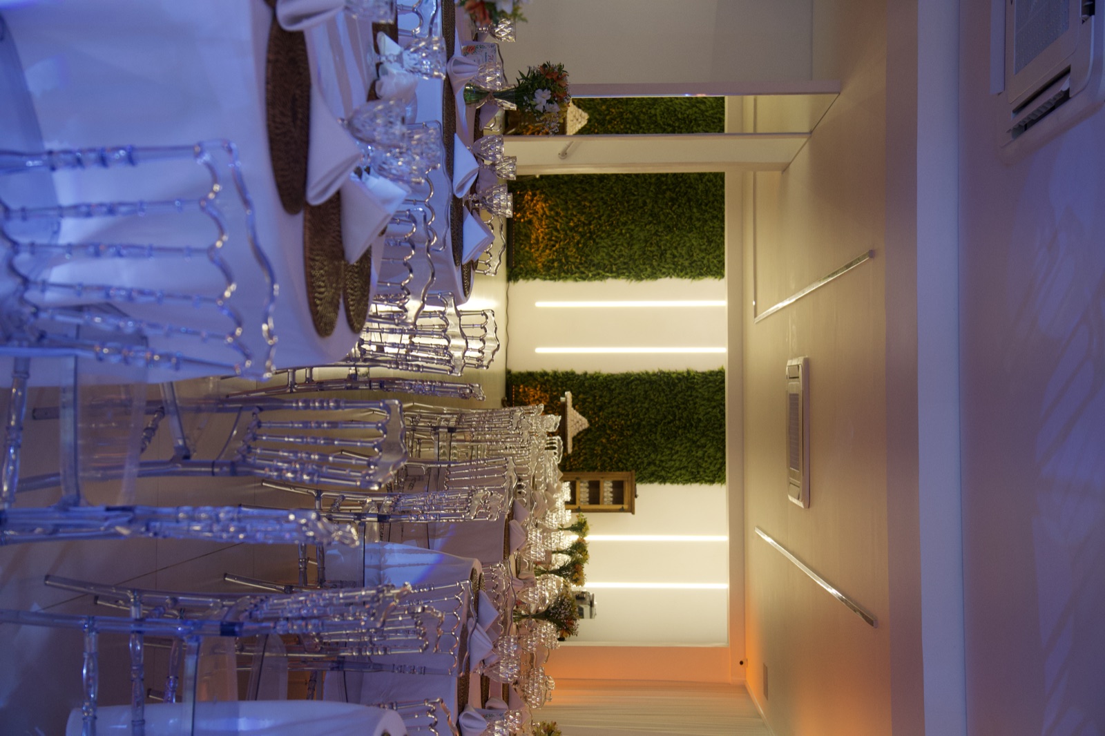 Ambiente do salão decorado e iluminado